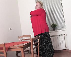 Fat ass granny feels aroused rubbing the pussy in solo