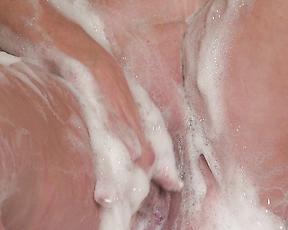 Naked old bitch uses the shower to reach the orgasm