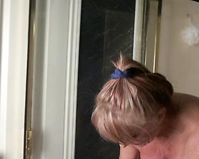 Old lady comes out naked from the shower