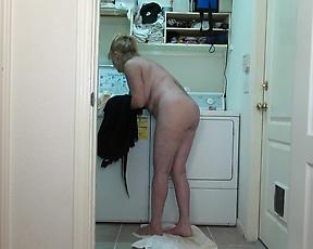 Sexy mature woman filmed when fully naked into the bathroom